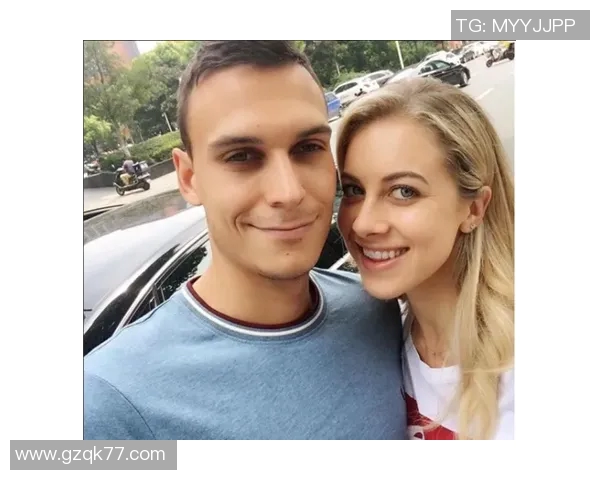 足球明星与裸体女的惊人合影引发热议背后的故事与争议分析