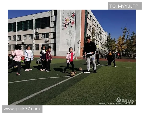 足球明星奔跑姿态如风展现超凡魅力引领运动时尚潮流